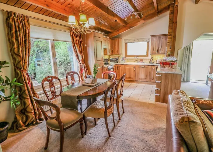 Lakeside Lodge Retreat